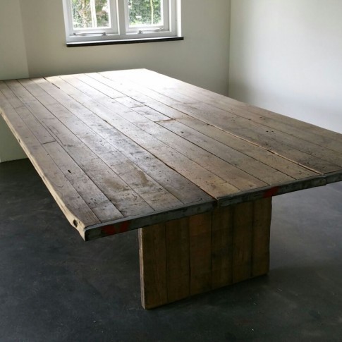 Een tafel van gebruikte steenschotten